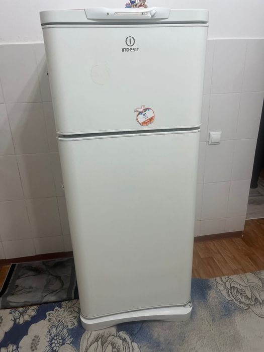 Стиралка и холодильник в хорошем состояний