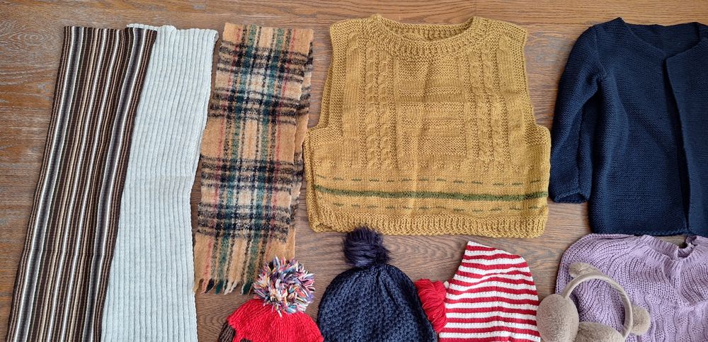 Голям лот зимни дрехи шалове шапки за момиче всичко за 5лв общо