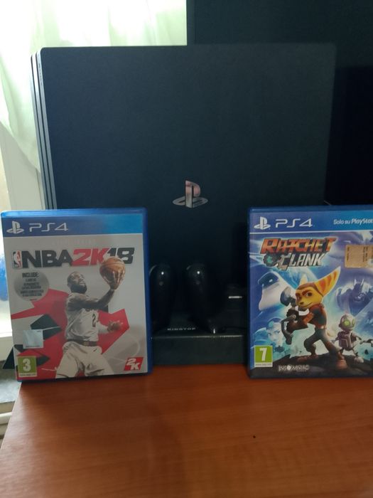 Vând PS4 pro,2 controlere,3 jocuri +coler