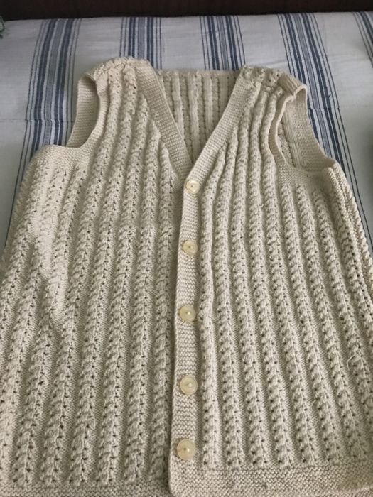 Домашно изплетени половери и елеци.