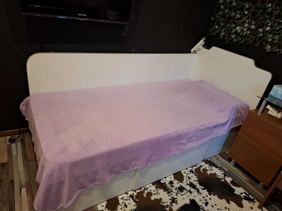 Mobilier dormitor compus din pat cu saltea si soldat