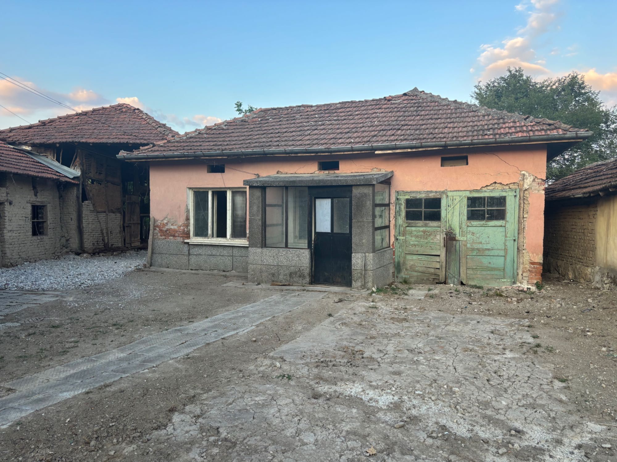 Продава се имот с две къщи в село Скравена, община Ботевград