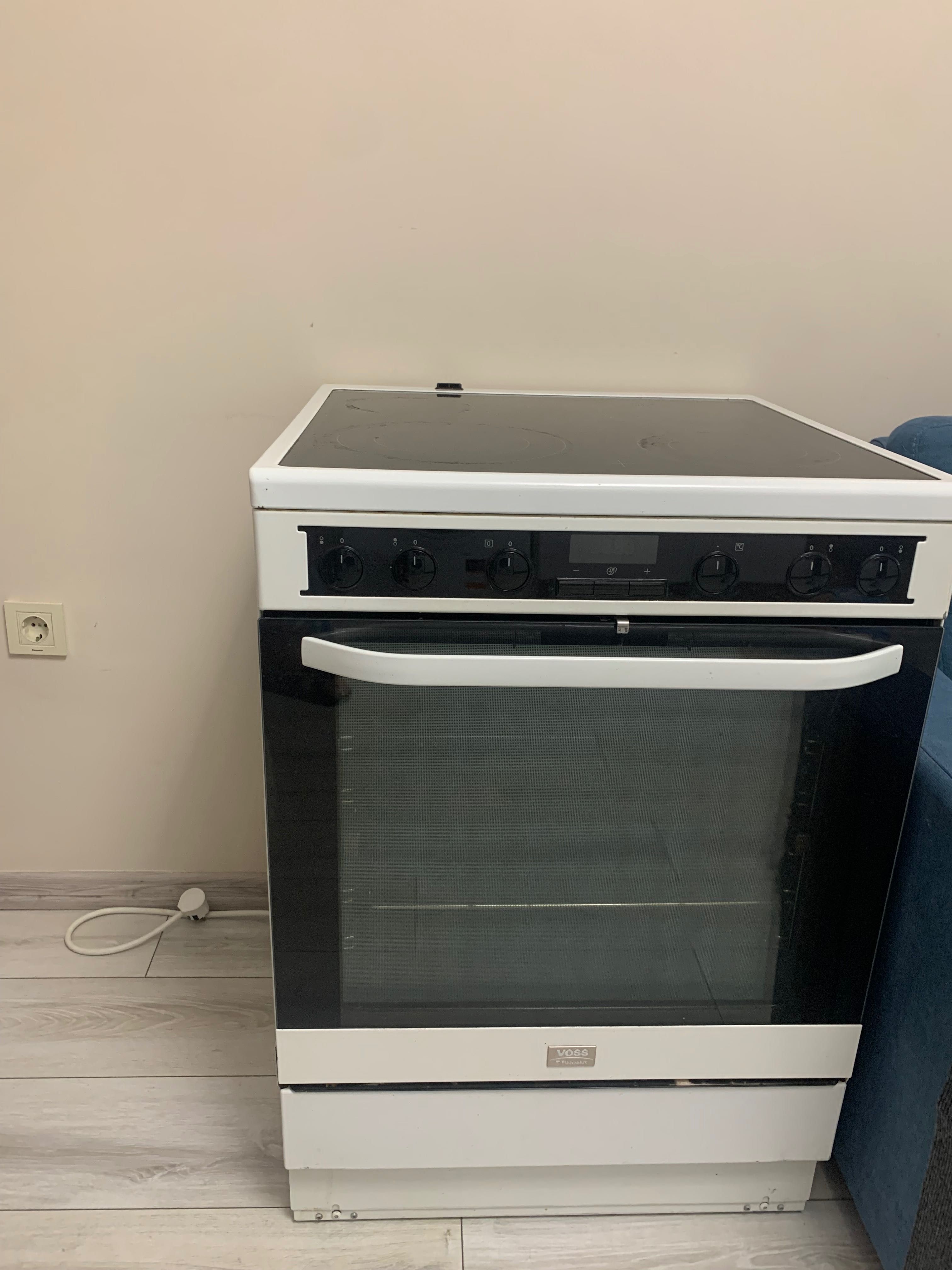 Фурна Electrolux с котлони и пуш бутони