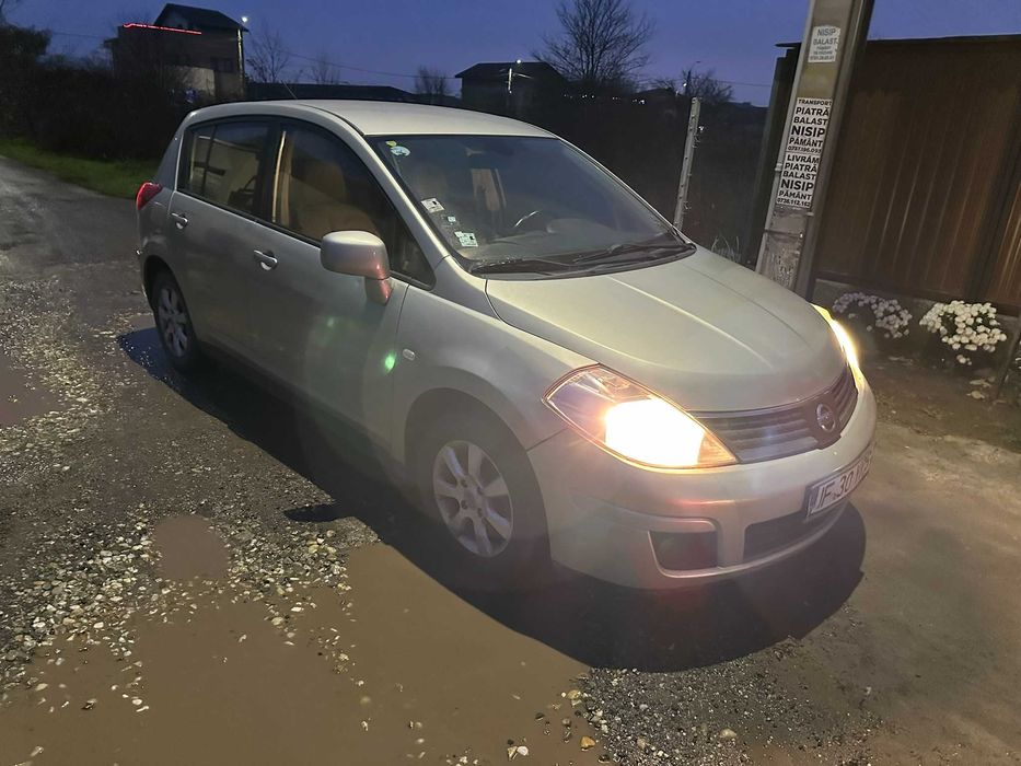 Nissan Tiida - Aproape de pomana
