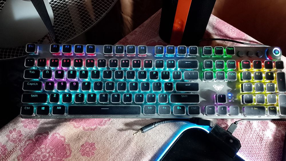 Продам клавиатуру