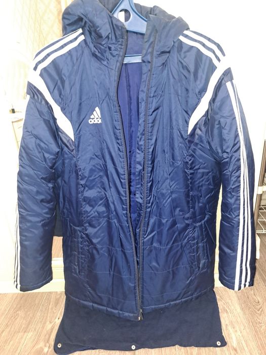 Продаю куртку Adidas М
Тёплая футбольная куртка синего цвета.