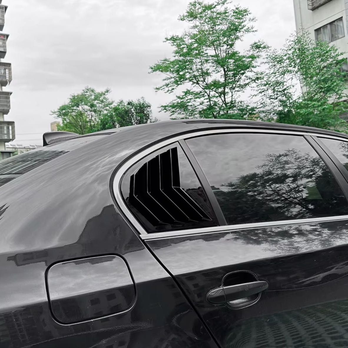 Тунинг добавка за задни странични стъкла BMW E60 – черен гланц