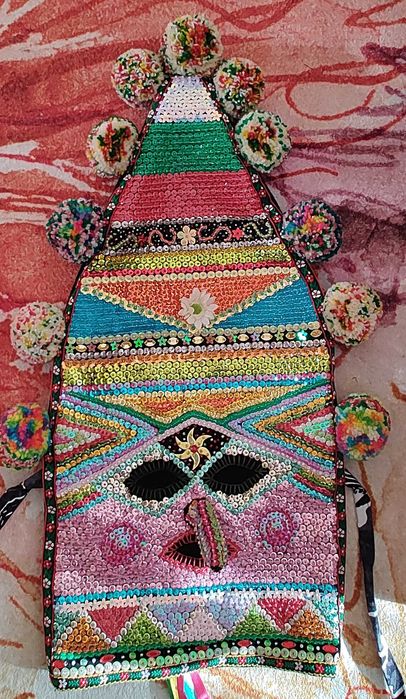 Кукерски маски.           .