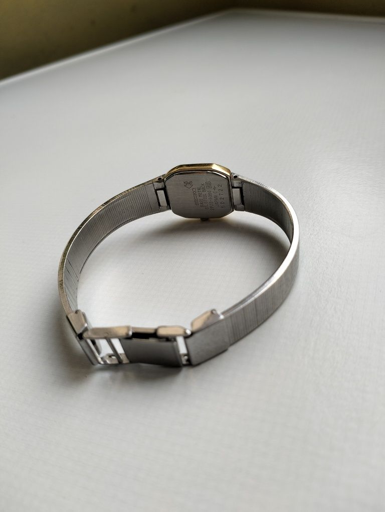 Продавам дамски часовник seiko