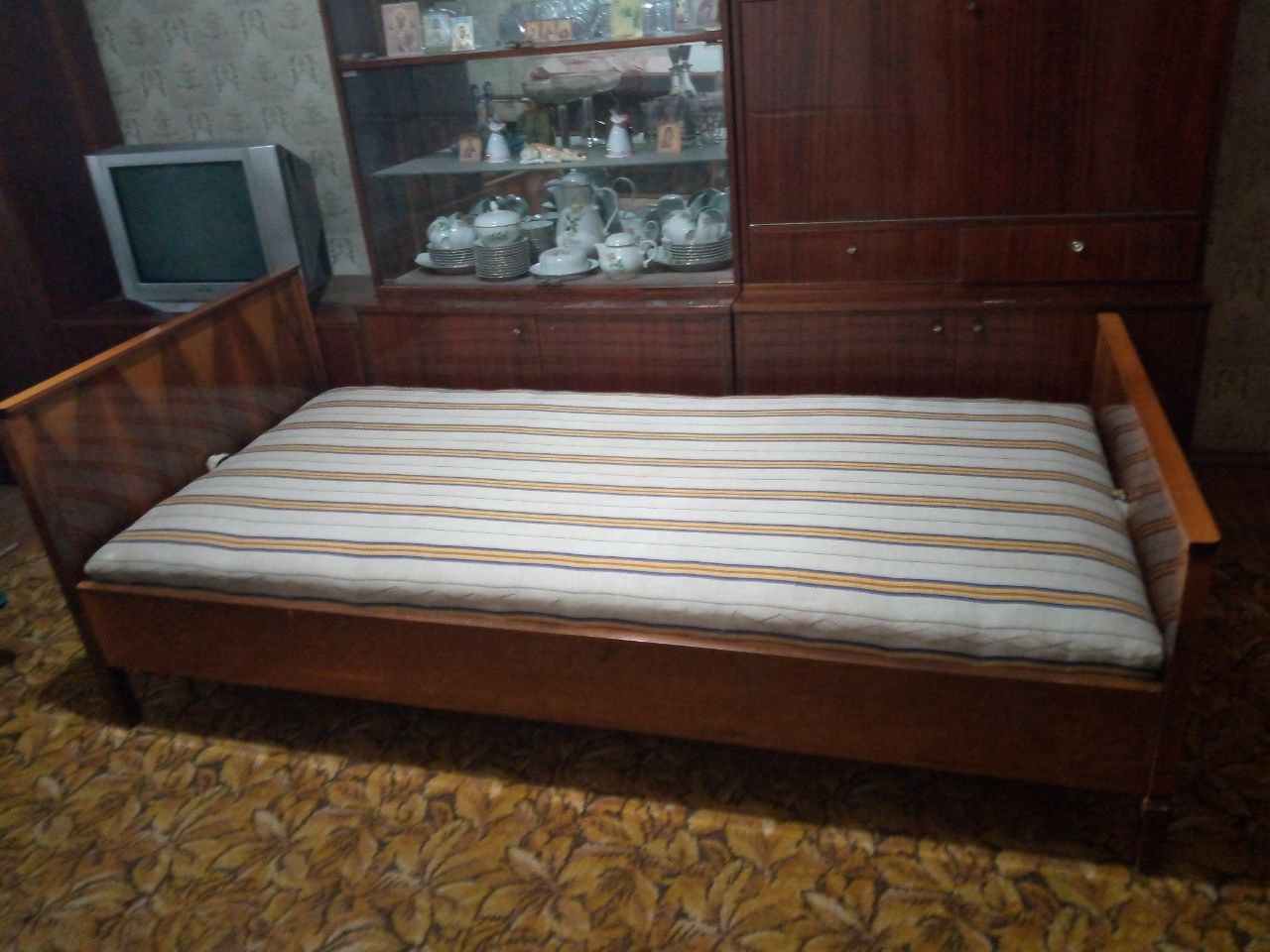 Две кровати полировка,шпон Дерево.