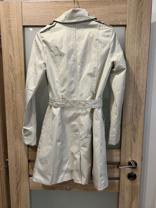 Продавам тренчкот