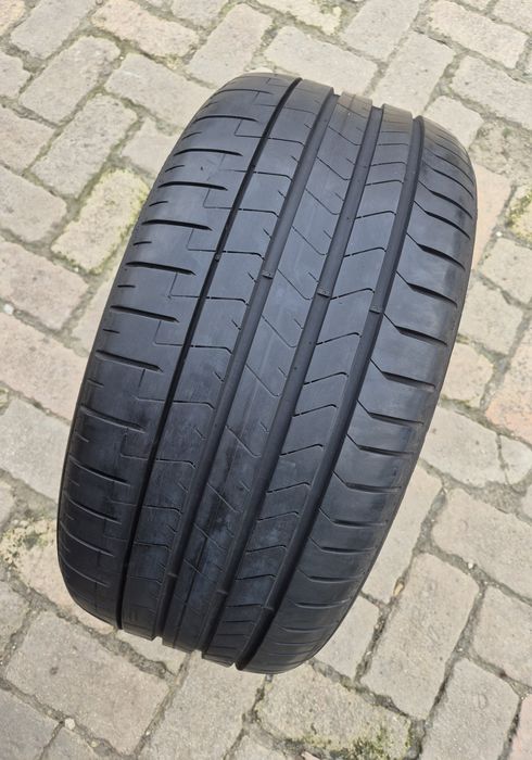 O bucată 255/35 R19 vară - una Pirelli