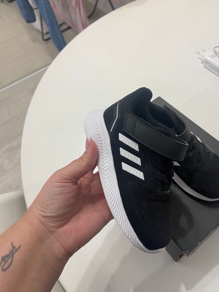 Vând Adidas copii mărimea 24 noi originali