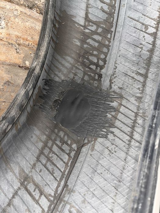 Продам зимние шины 235 R18 70 bridgestone blizzak spike 01