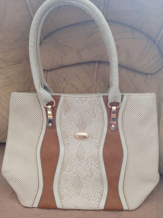 Продавам малко ползвани дамски чанти