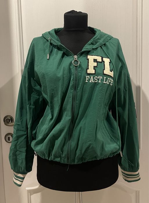 VÂND jacheta sport practica Bershka, ideala pentru acest sezon!