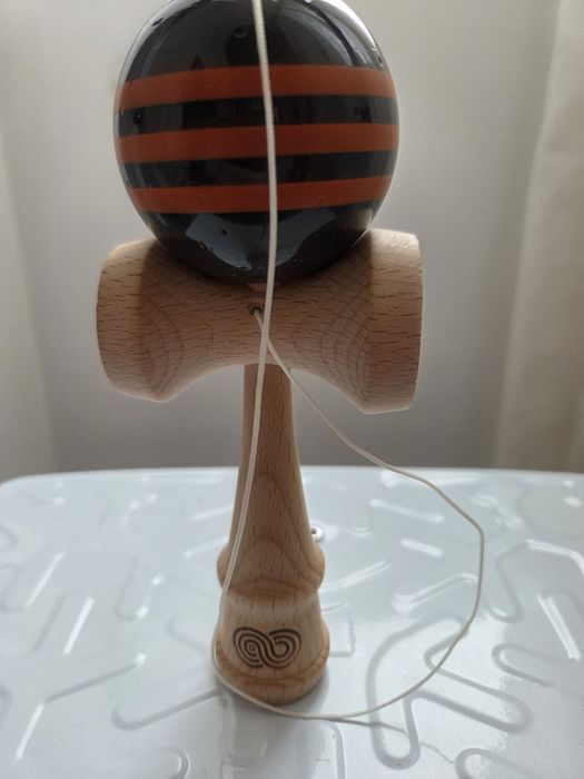Kendama, Kaizen 1.0, 3 dungi, culoare cărbune cu dungi portocalii, 178