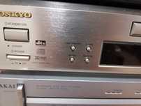 Tuner FM Akai și cd player onkyo