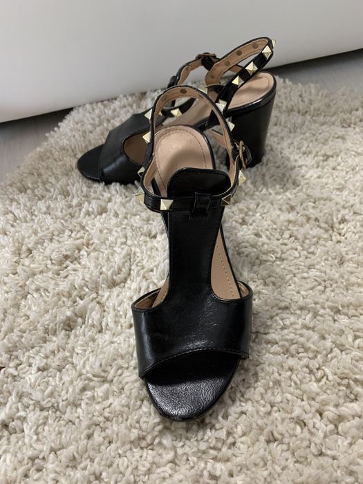 Sandale negre cu toc gros si aplicatii metalice aurii