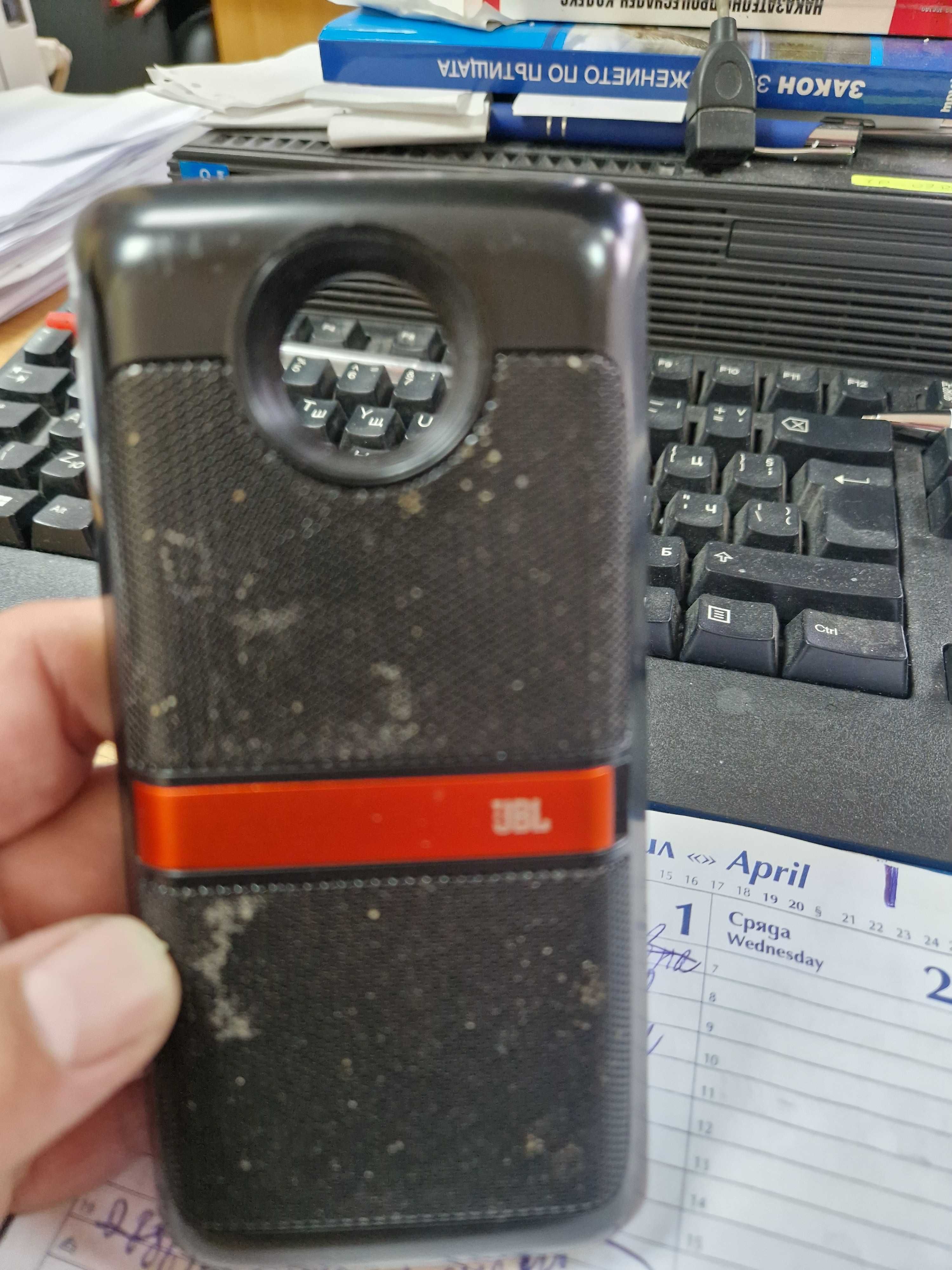 Motorola Z2 Play с колонка JBL, гумен калъф и 2 стъкла за 80 лева.