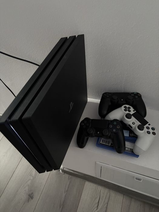 PlayStation 4 Pro cu 3 manete