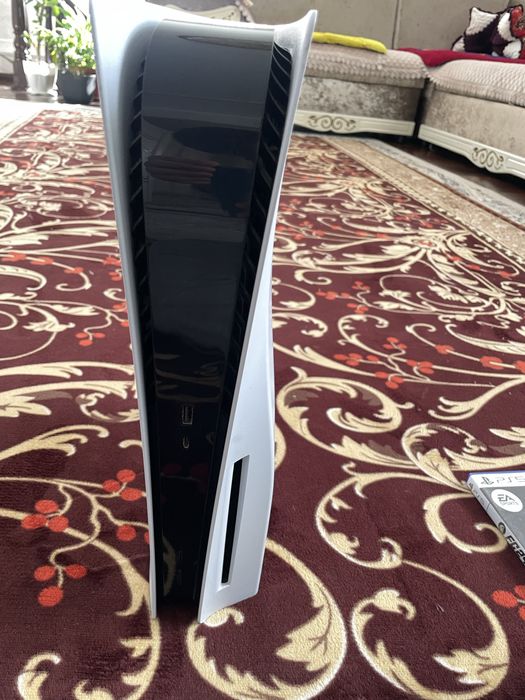 PS5 с дисководом + 2 джойстика + 8 дисков — отличное состояние