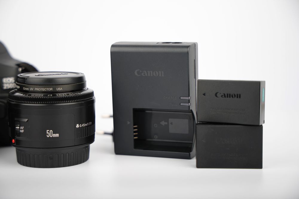 Canon EOS 250D + doua obiective + doua baterii