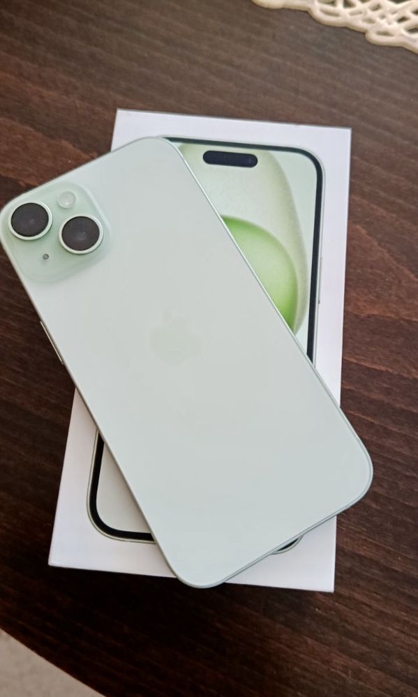 Продавам Iphone 15 green 128 GB в гаранция