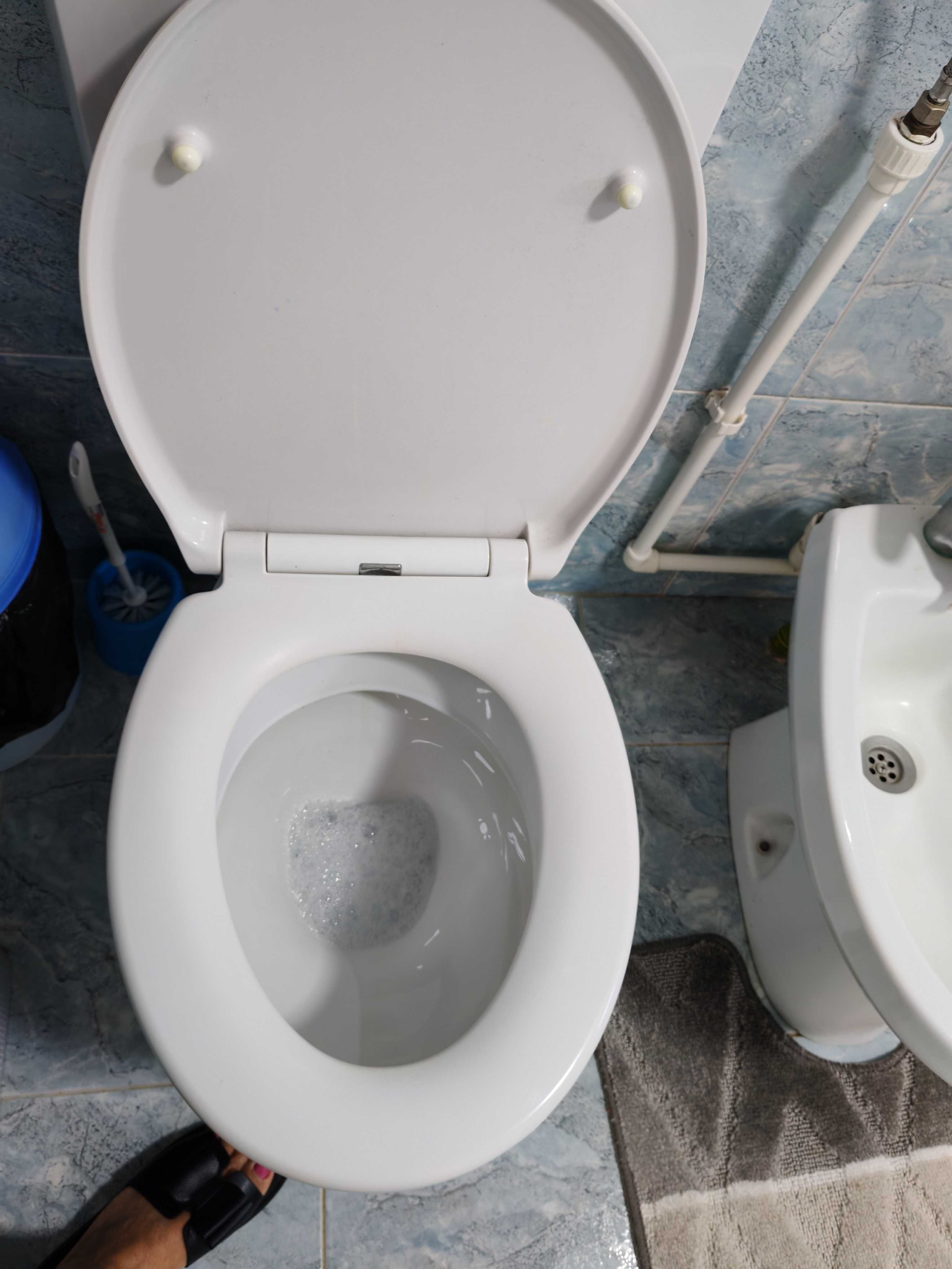 Cadă de baie, chiuveta cu oglinda inclusa, bideu și wc-ul