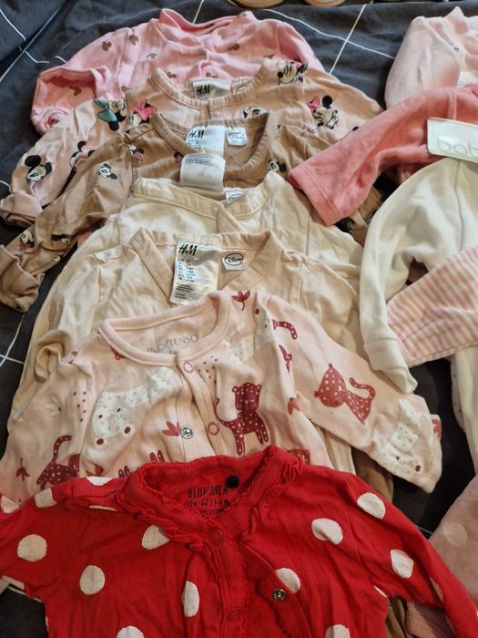 Vand lot hainute bebelina (tot ce se vede in poze), marimi 0-3 luni