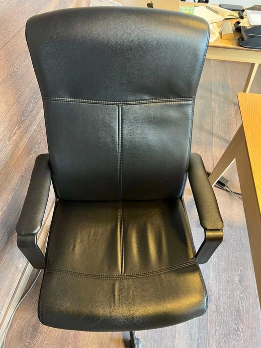 6 офис стола – въртящи, 4 кожени + 2 текстилни