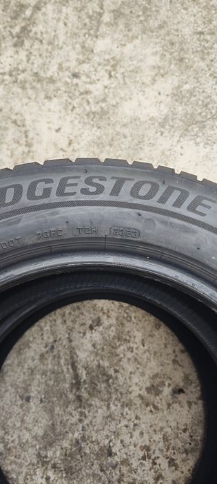 Vând 2 cauciucuri Bridgestone 225 60 R17