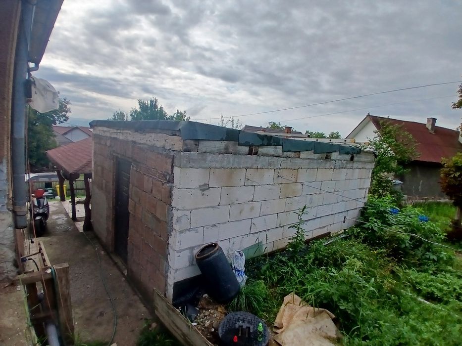 Vând casa în uriu