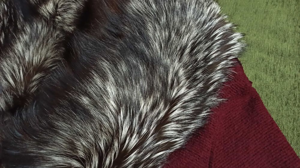 Шикарный воротник из двух шкурок чернобурки сшит на заказ.