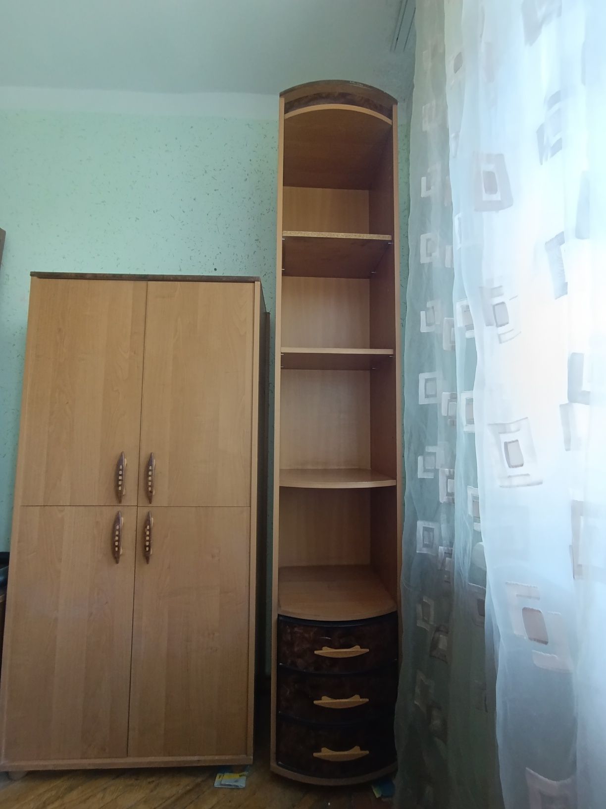 Гарнитур (небольшой шкаф, шкаф с полками и прихожка)