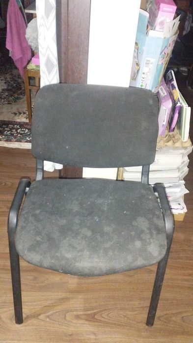 Стулья офисные, целые , надо поменять обшивку