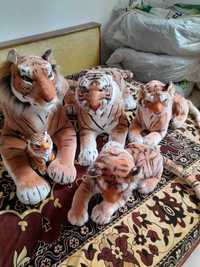 Familie de tigrii de pluș