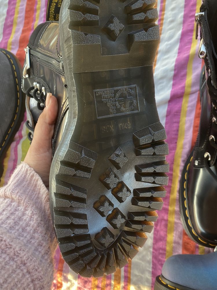 Dr. Martens, mar 42