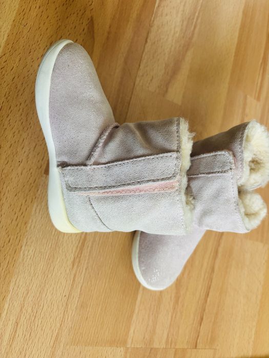 Cizmulite Ugg din piele intoarsa, nr 23,5