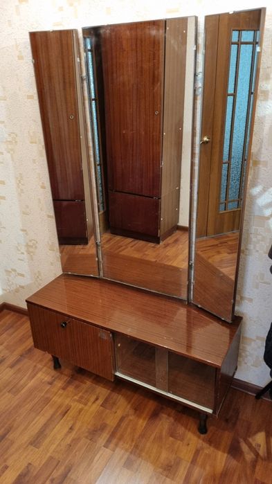 Продам зеркальное трюмо