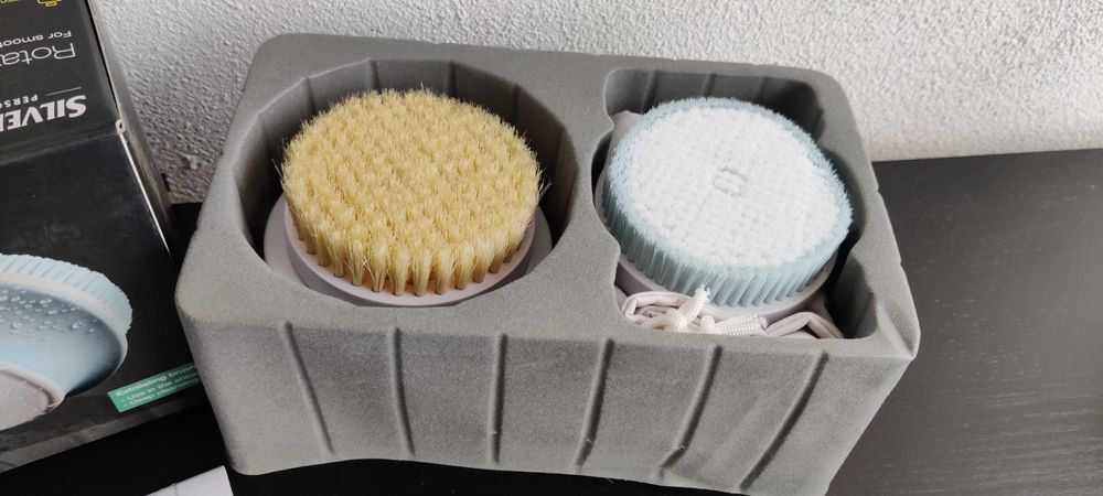 set 2 perii de corp rotative noi, una cu par natural pentru circulatie