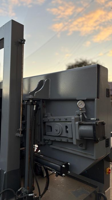 Fierăstrău cu bandă pentru metal