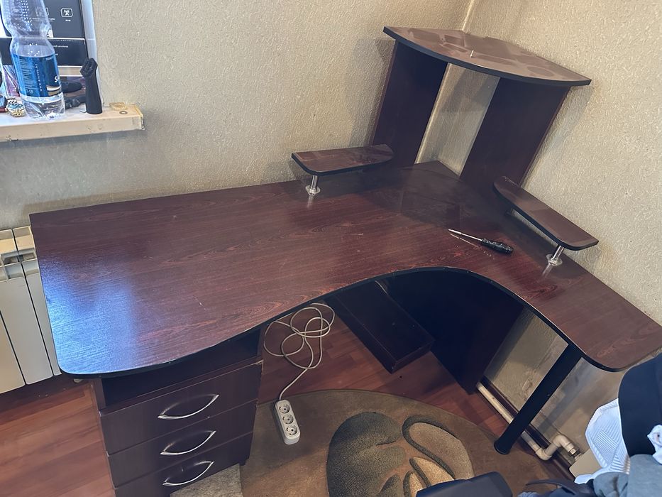 Продам угловой стол в хорошем состояний