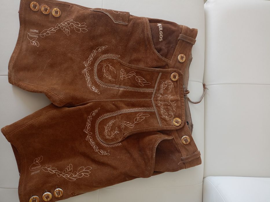 Vând pantaloni tradiționali germani din piele întoarsă, model deosebit