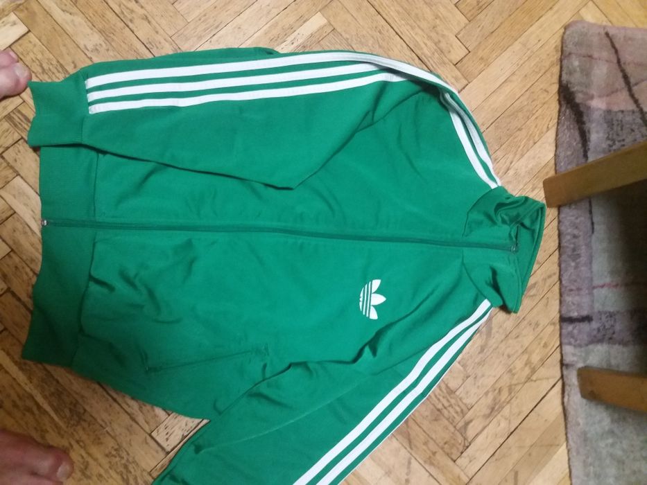 Vand o bluza adidas cu floare originala .