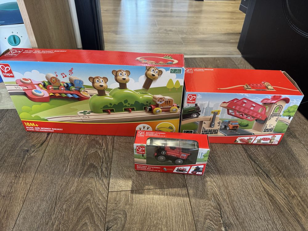 Hape дървен комплект с железопътни релси ,мост,локомотив,влакове