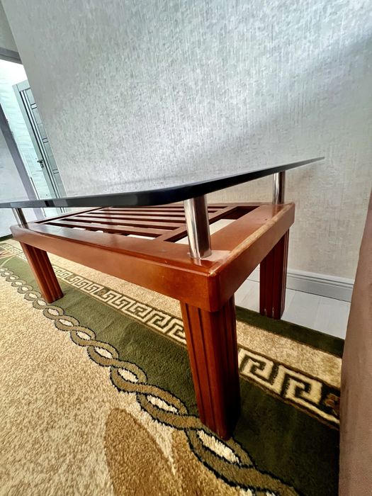 Стол журнальный.