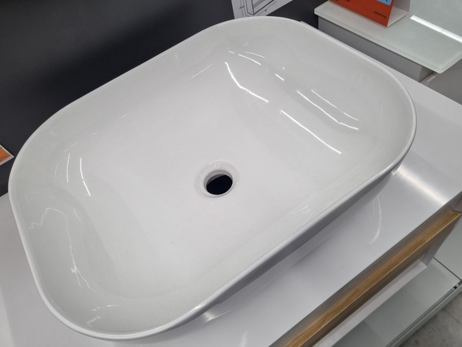 Чисто нова мивка за баня