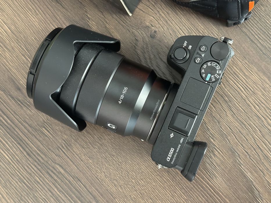Sony a6500 + E PZ 18-105 mm f4 + батерии и зарядно