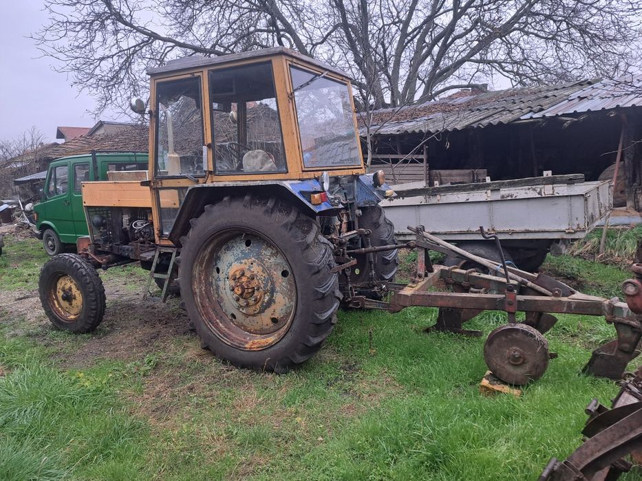 Продавам трактор с инвентар